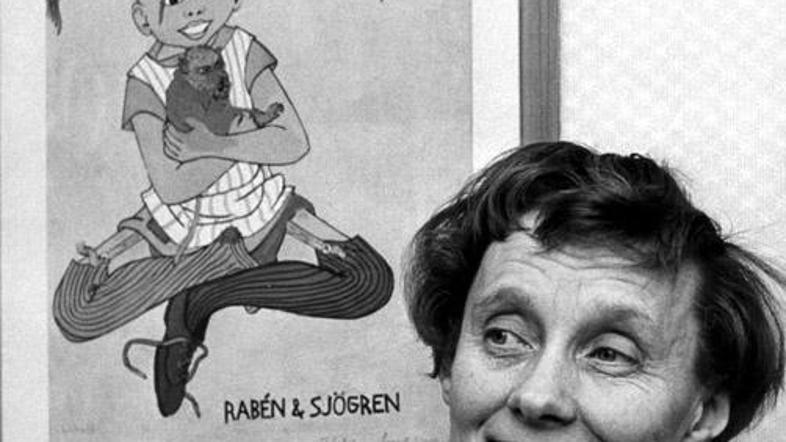 Astrid Lindgren pred plakatom za svoje najbolj zanano delo Pika Nogavička leta 1