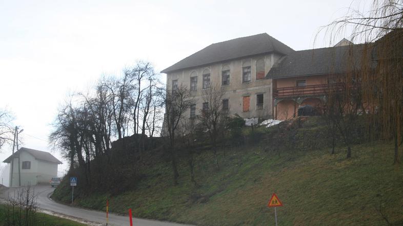 Na stari šoli so se pojavile razpoke, po katerih v zgradbo vdira voda, a denarja