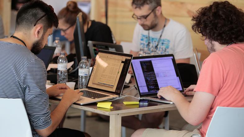 Programerji sedijo za računalnikom in delajo