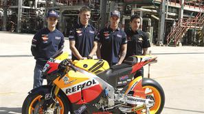 Dan pred prvim treningom za VN Španije se je ekipa Repsol Honde (Dani Pedrosa, C