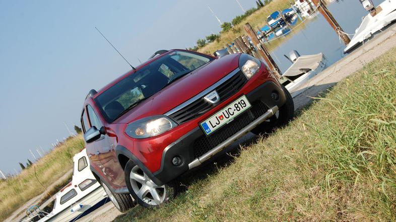 Prtljažni prostor je enak kot pri sanderu (320 litrov), obračalni krog je od nav