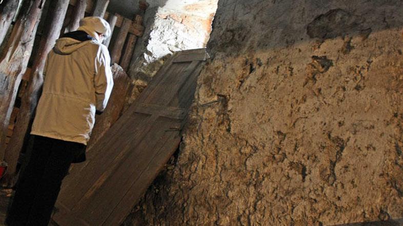 Klet, v kateri so bili zaprti ujetniki, je še danes v grozljivem stanju.