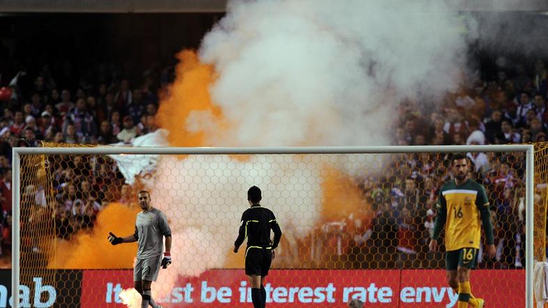 Avstralski Srbi so razbijali steklenice in uporabljali pirotehniko. (Foto: EPA)