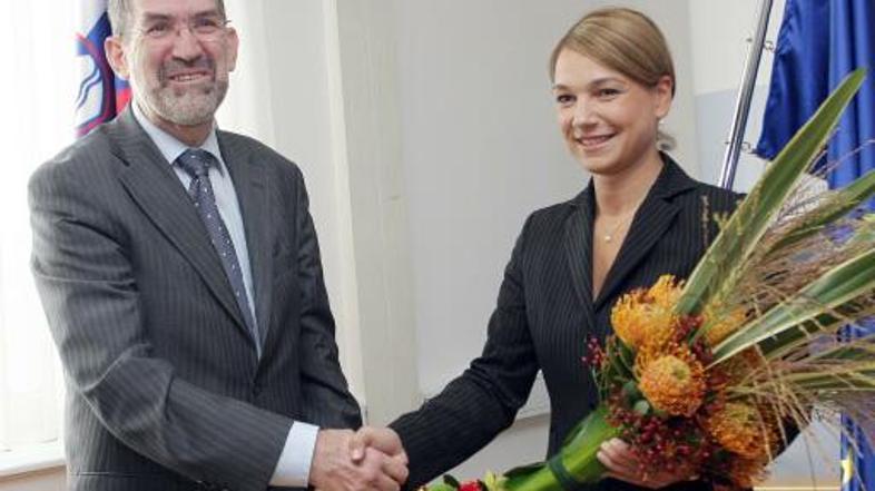 Le dan po izvolitvi v državnem zboru je nova ministrica že prevzela posle na min