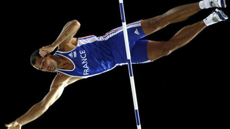 Mesnil upa, da je njegovo golo telo vredno sponzorskega denarja.