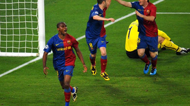 Samuel Eto'o je v deseti minuti premagal Edwina Van der Sarja in zmanjšal upe no