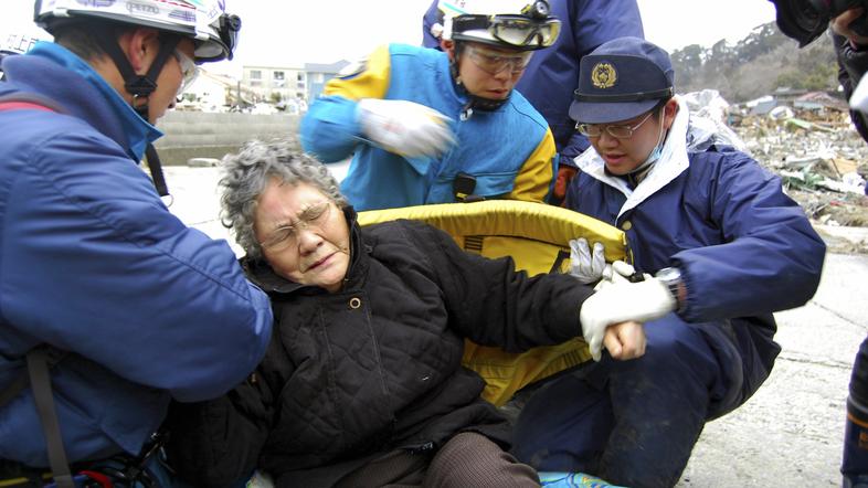 80-letna Sumi Abe, ki so jo po devetih dneh rešili izpod ruševin. (Foto: EPA)