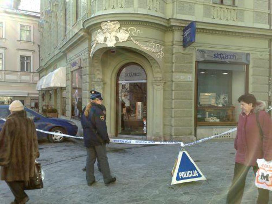Neznanci so sredi belega dne oropali urarno v središču Ljubljane.