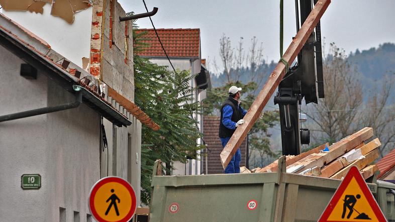 Odvetnik lastnikov nelegalne gradnje Franci Matoz poskuša rušenje ustaviti. (Fot