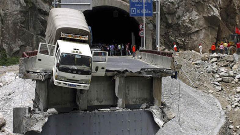 V nesreči je umrlo najmanj šest ljudi.