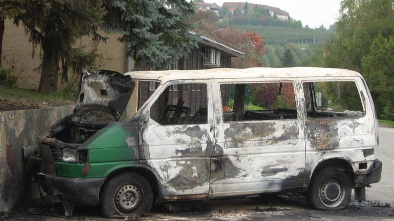 Požgan kombi je le en primer poškodovanja tuje stvari, kakršnih je bilo v Posavj