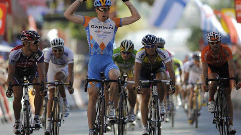 Tyler Farrar je po prihodu v cilj roke vzdignil visoko v zrak.