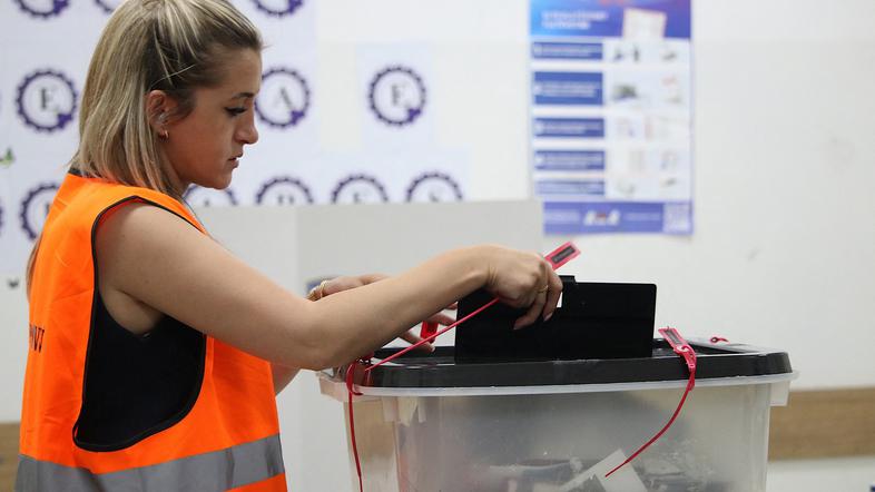 ženska na volišču v Prištini na Kosovem
