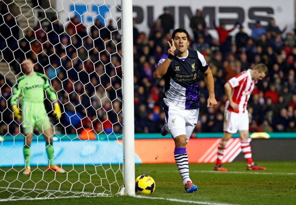 Suarez Stoke City Liverpool Premier League Anglija liga prvenstvo trije prsti