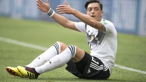 Özil