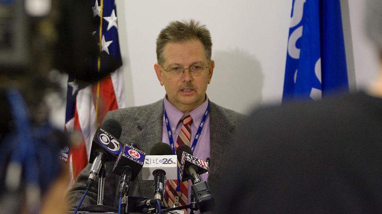 Jeff Skorik, šef lokalne policije, novinarjem razlaga o akciji policije. (Foto: 