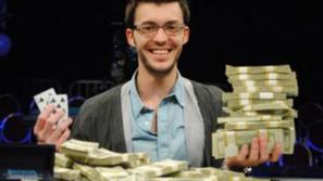 Gregory Brooks se je takole nasmejan fotografskemu objektivu nastavljal s šopom 