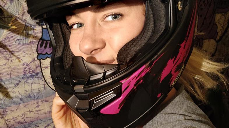 Lara Goršek Kos na motorju