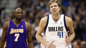 Dirk Nowitzki bo v Dallasu ostal še štiri leta. (Foto: Reuters)