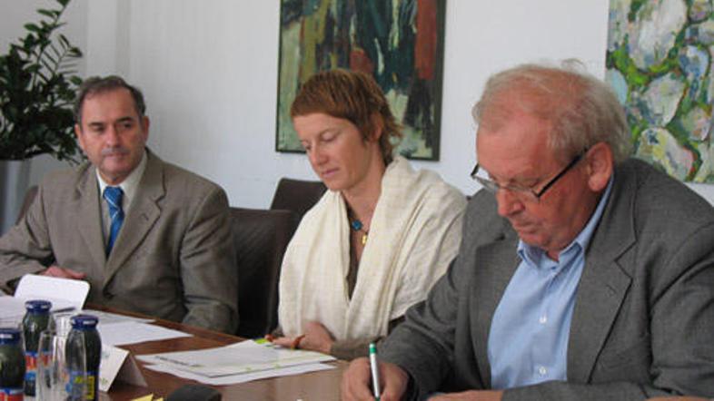 Milan Meža, Natalija Špeh in Franc Žerdin (z leve) ugotavljajo, da se je recesij