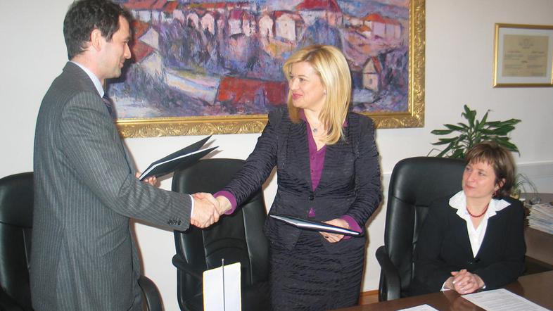 Marko Vovk, direktor podjetja Kogast Sistemi, ki bo kuhinjo dobavilo, županja Re