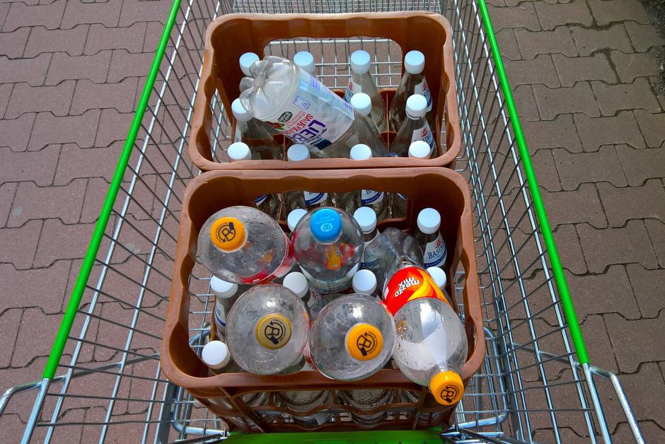 povratne plastenke v nakupovalnem vozičku | Avtor: Profimedia