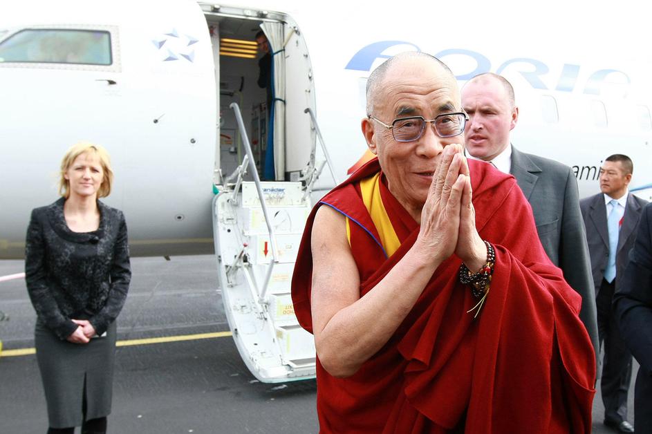 Dalajlama Brnik prihod