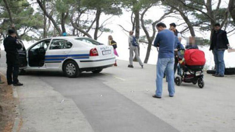 Dojenček ima hude poškodbe in je v kritičnem stanju.