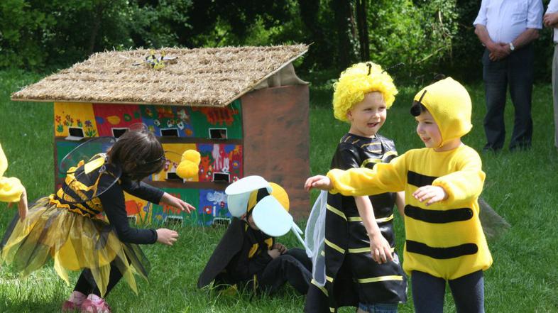 otroci vrtec igra igrišče