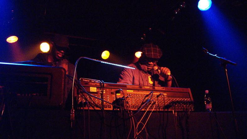 Neutrudni glasbenik, ki zase pravi, da ni glasbenik, pač pa ima različne zamisli