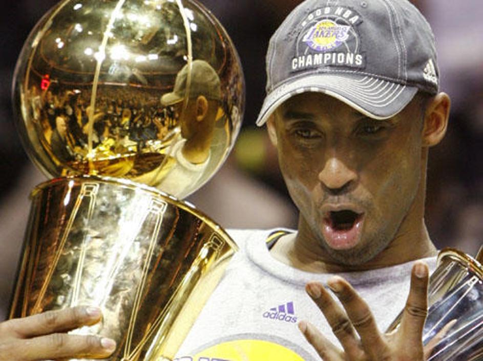 Kobe Bryant je dvignil pokal za naslov prvaka in MVP finala.
