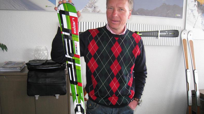 Robert Ferko, predsednik uprave Elana skupine, s smučko iz serije SLX waveflex r