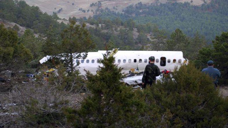 Letalo nizkocenovne letalske družbe Atlasjet je strmoglavilo v goratem predelu o