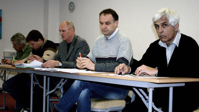 Z leve: predstavnik stranke NSi Lado Eržen in opozicijski svetniki v radovljiške