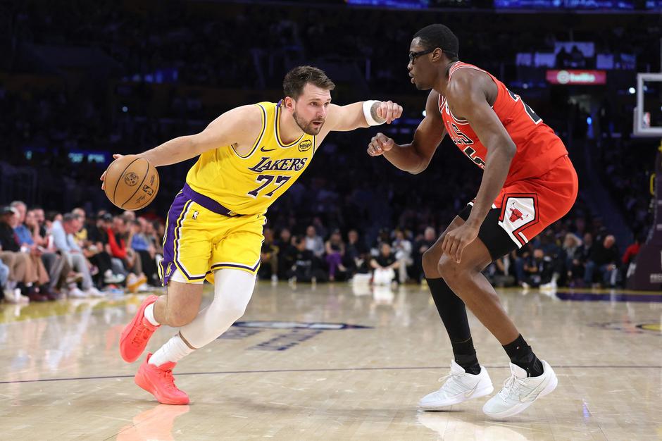 Luka Dončić in Jalen Smith | Avtor: Profimedia