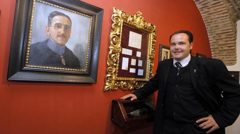 Nani Poljanec ob sliki kralja Aleksandra v Muzeju novejše zgodovine v Celju