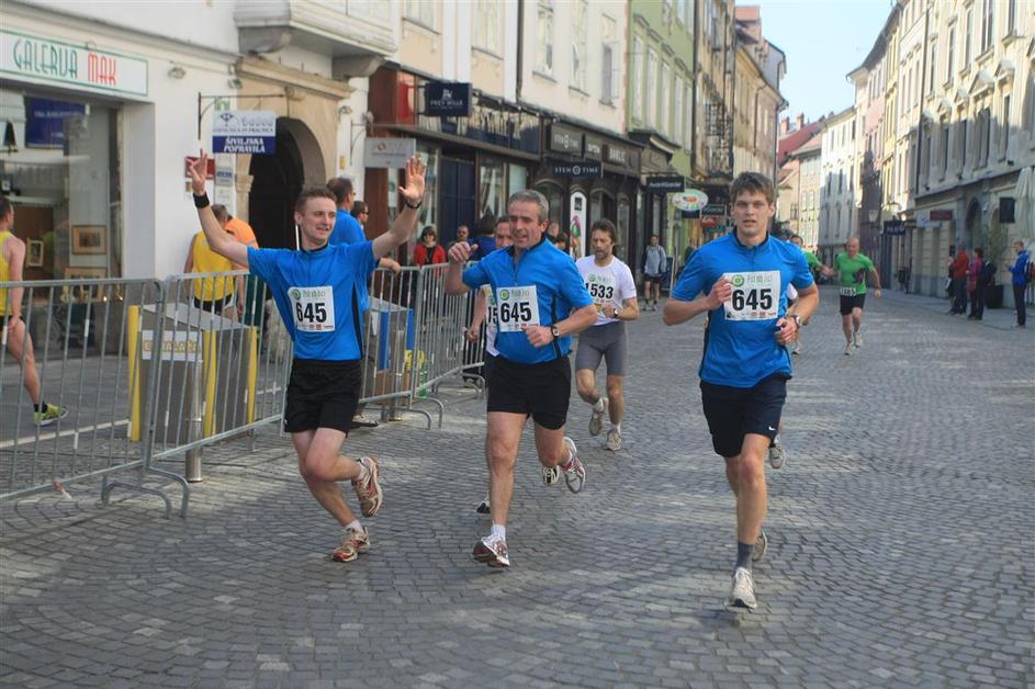 Če želite visokoresolucijsko fotografijo, nam pošljite elektronsko sporočilo na 