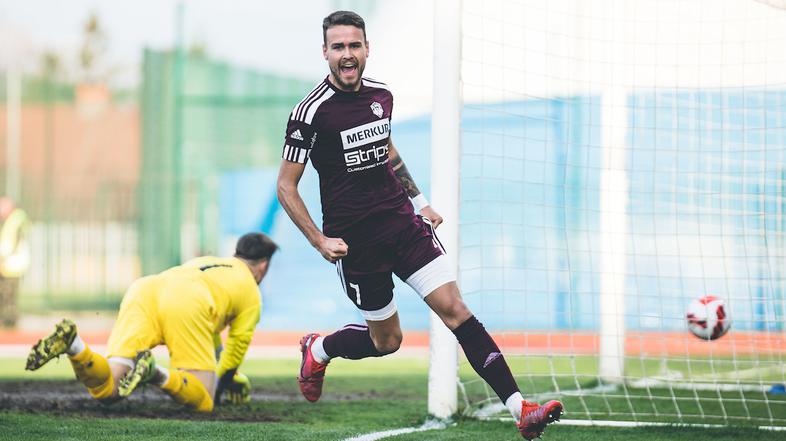 Triglav s 6 : 0 proti NK Drava Ptuj.