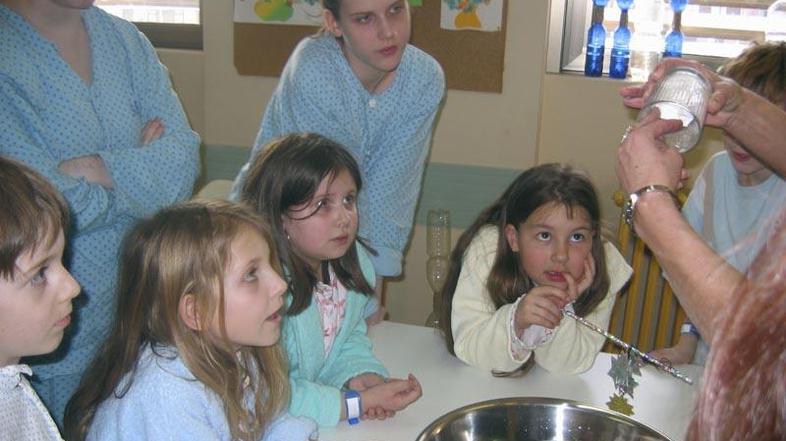 Leta 2008 so pediatri obravnavali 46 tisoč vnetij ušes. Številna bi preprečilo c