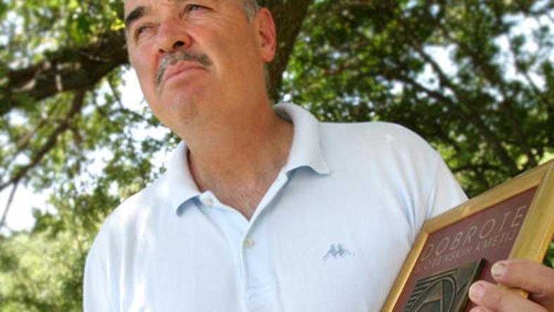 Oljkar Miran Adamič z enim od številnih domačih in tujih priznanj.