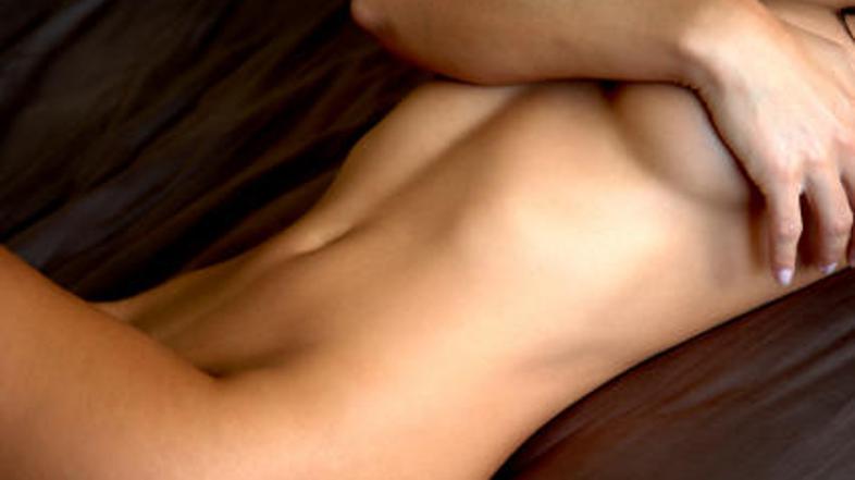 Ponudila sem se mu na mizi.