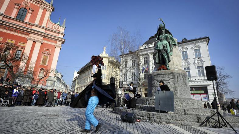 Branje poezije na Prešernovem trgu v Ljubljani.