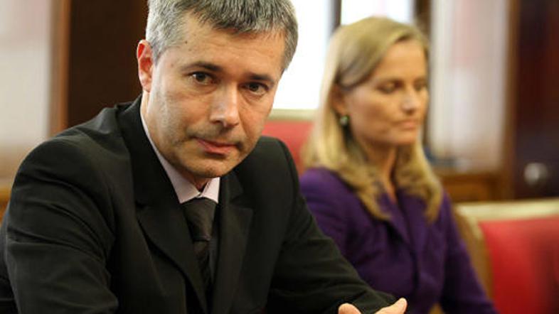 Na Policijski upravi Celje so ob odkritju nepravilnosti ene od administrativnih 