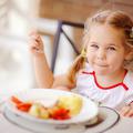 otrok deklica hrana