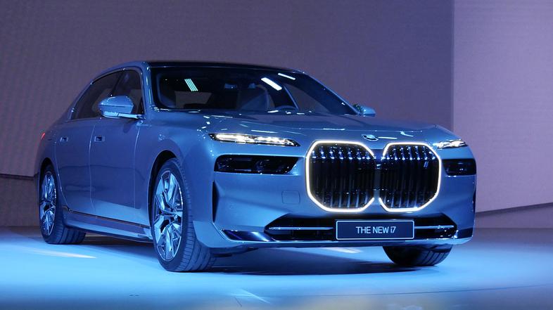 BMW serije 7, i7