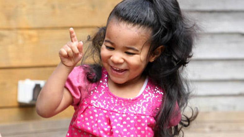 Elise zna našteti 35 svetovnih prestolnic.