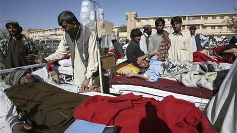 Najmanj 500 ljudi je ranjenih, 12 tisoč pa jih je ostalo brez strehe nad glavo.