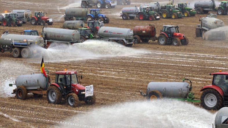 Belgijski kmetje so po njivah polili okoli tri millijone litrov mleka kot protes