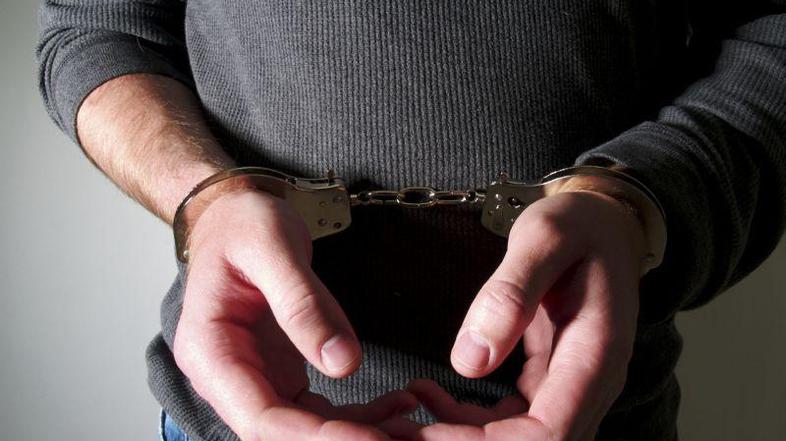 Ni več na prostosti. Prodajalec sladoledov osumljen spolnega napada na še ne des