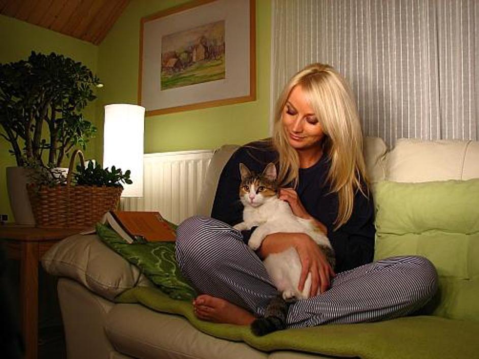 Sašina idila z mucem v naročju ...